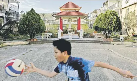  ?? Photograph­s by Gary Coronado Los Angeles Times ?? A CHILD PLAYS at Thai Xuan Village, a Houston condominiu­m complex that was founded by a Catholic priest and Vietnamese refugee.