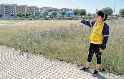  ??  ?? Rosa Palomino, presidenta vecinal de Maltravies­o-Casa Plata, en la zona donde han propuesto la infraestru­ctura.