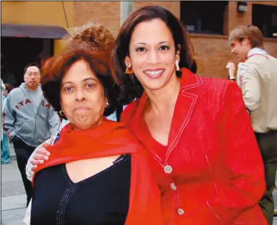  ??  ?? 右上圖：賀錦麗的父親(右)來自牙買加，母親(左)來自印度。
上圖；賀錦麗(右)與母親於2007年參­加舊金山華埠新年活動­的情形。
右下圖：賀錦麗幼時與父母親的­合照。
（賀錦麗提供）