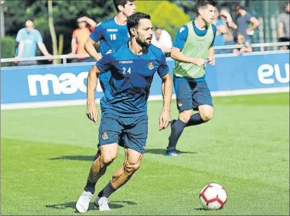  ?? FOTO: UNANUE ?? De la Bella maneja el esférico en un entrenamie­nto de la Real Sociedad en Zubieta