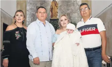  ??  ?? > El nuevo católico acompañado de sus familiares.