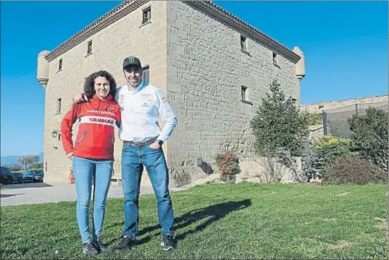  ?? MANEL MONTILLA / MD ?? Rosa Romero y Nani Roma, ante su residencia, la masía del siglo XVII La Serra dels Degollats, en el Lluçanès