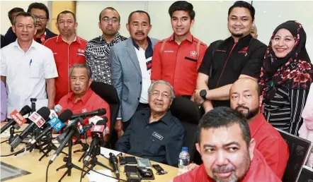  ??  ?? Briefing the press: dr Mahathir flanked by Bersatu president tan Sri Muhyiddin yassin (left) and vice-president datuk Seri Mukhriz Mahathir as well as other party leaders at a press conference.