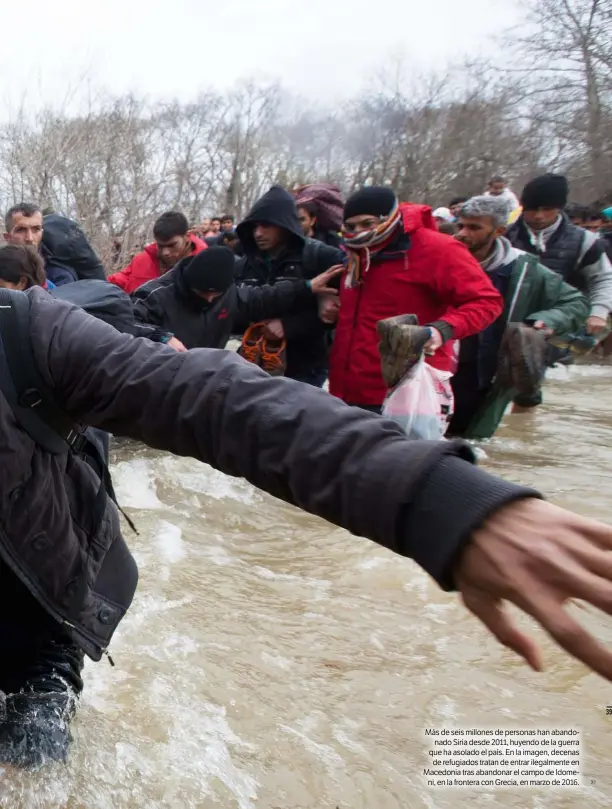  ??  ?? Más de seis millones de personas han abandonado Siria desde 2011, huyendo de la guerra que ha asolado el país. En la imagen, decenas de refugiados tratan de entrar ilegalment­e en Macedonia tras abandonar el campo de Idomeni, en la frontera con Grecia, en marzo de 2016.