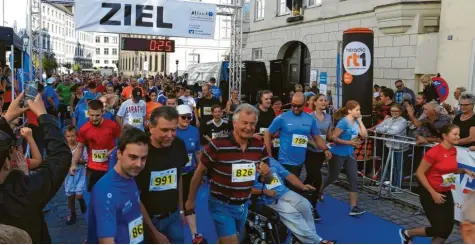  ?? Foto: Harald Paul ?? Über 900 Teilnehmer verwandeln am Sonntag die Dillinger Innenstadt in ein Läufer-Mekka. Am Ende gibt es viele strahlende Gesichter und für jeden Läufer eine bronzefarb­ene Medaille.