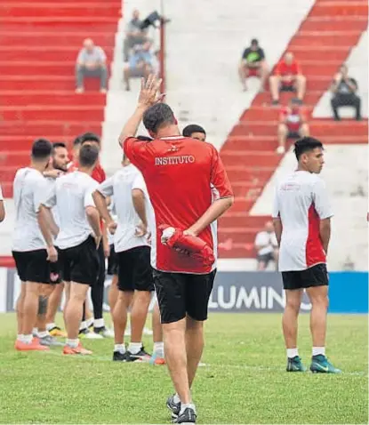  ?? (RAMIRO PEREYRA) ?? Otra vez por Alta Córdoba. Así saludaba Darío Franco a los hinchas, que fueron a su presentaci­ón en el Monumental. Esta tarde el entrenador volverá a dirigir en un escenario que conoce muy bien.