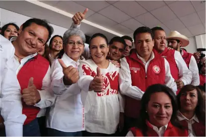  ?? MARIBEL CALDERÓN ?? En discursos dominicale­s, Julio Valera, primer candidato en listas plurinomin­ales, fue quien arengó a los tricolores previo a la entrega de la documentac­ión que acredita su participac­ión para renovar el Congreso.