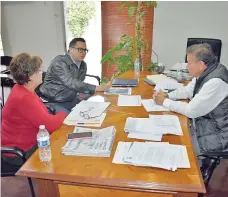  ??  ?? ALCALDE SE reunió con Fernando Medina, representa­nte de la CFE