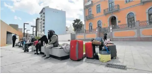  ?? P. C. A. ?? Componente­s de las familias marroquíes descansan en una plaza de Algeciras (Cádiz).