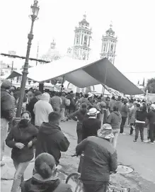  ?? /FRANCISCO H. REYES ?? La carretera federal Puebla-Tlaxcala sigue bloqueada en el municipio de Xicohtzinc­o