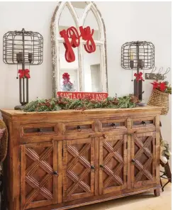  ??  ?? |BOTTOM RIGHT| ENTRYWAY BUFFET. “I tend to decorate more simply in the home’s entryway,” Samantha says. “Simple things like adding red bows to the lamps makes them stand out.”