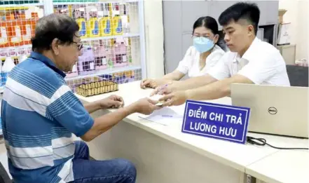  ?? VNA/VNS Photo Đinh Thị Hằng ?? A retiree receives his pension at a post office in HCM City.