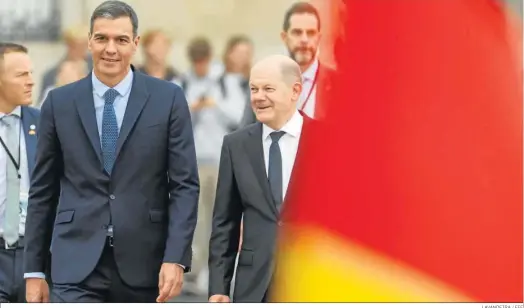  ?? LAVANDEIRA / EFE ?? Pedro Sánchez y el canciller alemán, Olaf Scholz, conversan ayer en la cumbre hispano-germana en La Coruña.