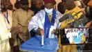 ??  ?? Opposition­skandidat Mahamane Ousmane erkennt den Wahlsieg Bazoums nicht an