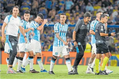  ?? MARCELO CARROLL ?? Sin consuelo. El DT Costas y los jugadores dejan la Bombonera después de la derrota.