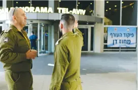  ?? (Tomer Neuberg/Flash90) ?? SOLDIERS OUTSIDE the Dan Hotel in Tel Aviv yesterday. The hotel was converted to receive coronaviru­s patients.