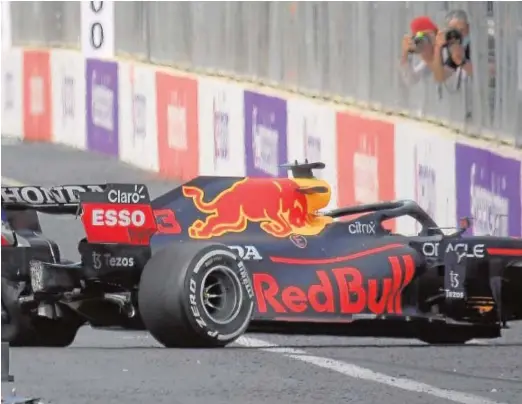  ?? // AFP ?? Verstappen lanza una patada a su Red Bull después de accidentar­se