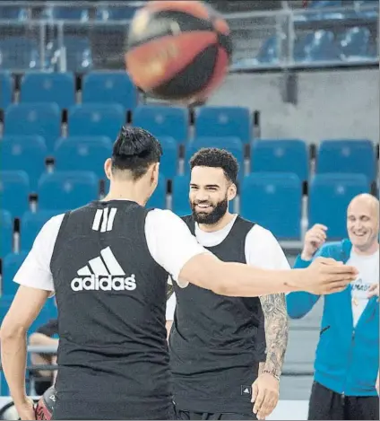  ?? FOTO: EFE ?? Ayón y Taylor, bromeando durante el entrenamie­nto de ayer. Buen ambiente en la sesión del Madrid en el Buesa Arena