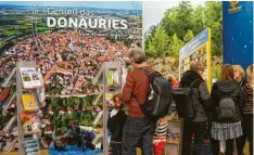  ?? Foto: Fabia Weiß ?? Beratungen am Stand des Ferienland­es Donauries.