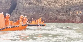  ?? — AFP photo ?? Chinese Coast Guard personnel (in boat on left) and members of Taiwan’s Coast Guard taking part in a joint searchand-rescue mission after a Chinese fishing boat capsized in waters near Kinmen Islands’ Dongding islet.