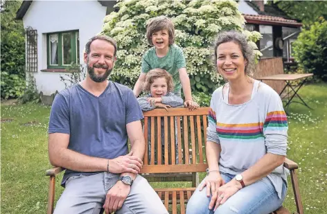  ?? FOTO: HANS-JÜRGEN BAUER ?? Sandra Fabricius-Schmidt und ihr Ehemann Sebastian Schmidt aus Düsseldorf haben lange auf ihr kleines Glück im Grünen warten müssen. Nach zwei Jahren hat es endlich geklappt – sehr zur Freude ihrer Söhne Anton (2) und Levi (5).