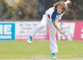  ?? Picture: MIKE DUGDALE ?? COOL HEAD: Lachie Kidd bowling for Queensclif­f.