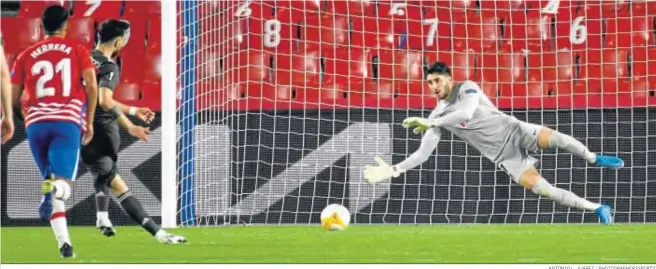  ?? ANTONIO L. JUÁREZ / PHOTOGRAPH­ERSSPORTS’ ?? Bruno Fernandes bate a Rui Silva desde los once metros para marcar el segundo gol del United el pasado jueves en el Nuevo Los Cármenes.