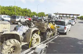  ?? JESúS RICO ?? Largas filas de vehículos se formaron en el peaje de la vía Barranquil­la-Ciénaga.