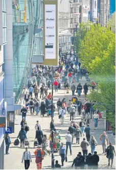  ?? BLOOMBERG ?? Shoppers walk along Market Street in Manchester.