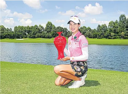  ??  ?? Saranporn Langkulgas­ettrin holds the CLPGA Zhuhai Heritage winner’s trophy.