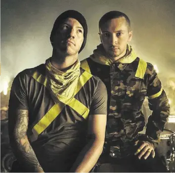  ??  ?? Twenty One Pilots erzählen auf «Trench» die Geschichte einer unterdrück­ten Stadt.