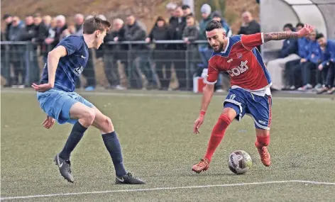  ?? RP-FOTO: VAN OFFERN ?? Levon Kürkciyan (rechts) will auch beim Heimspiel gegen Scherpenbe­rg zu seinen Sturmläufe­n ansetzen.