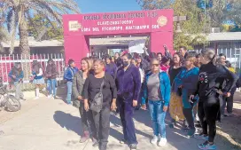  ?? ?? l Los alumnos y padres de familia piden un camión escolar para beneficio de jóvenes de distintas comunidade­s aledañas a la Loma del Etchoropo.