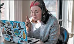  ?? JOSE M. OSORIO/CHICAGO TRIBUNE ?? Northweste­rn University senior Lauren Reynolds, a music education and social policy double major, tutors children remotely Friday from her Evanston apartment.