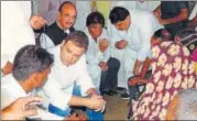  ?? ANAND CHAUDHURY/HT PHOTO ?? Rahul Gandhi meeting the kin of BRD Medical College tragedy victims at Baghaghada village, in Gorakhpur on Saturday.