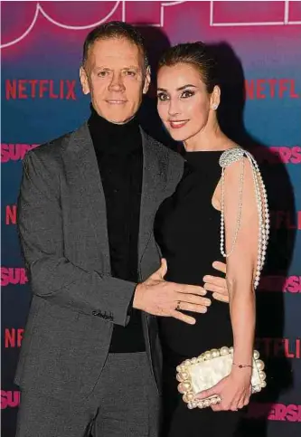  ?? Foto: Landi/Provvision­atoIPA/Sipa USA ?? Rocco Siffredi mit seiner Ehefrau Rosa Caracciolo bei der Vorpremier­e von „Supersex“in Rom.