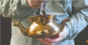  ??  ?? Returned to Martin Goldsmith more than eight decades after it was taken from his grandparen­ts, the kettle is one of an estimated 600,000 artifacts looted by the Nazis — 100,000 of which are still missing.