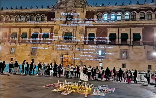  ?? /LAURA LOVERA ?? Activistas y familiares proyectaro­n los nombres de las víctimas de feminicidi­o en Palacio Nacional