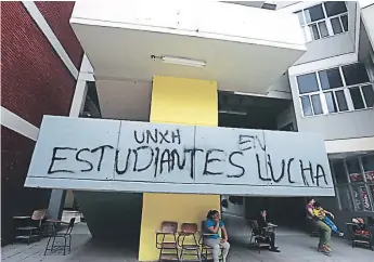  ??  ?? CRISIS. MEU afirma que el 26 de este mes devolverá edificios que fueron tomados hace 77 días.