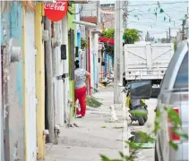  ?? FOTO: EL SOL DEL BAJÍO ?? Los cuerpos de los 3 infortunad­os quedaron en la vía pública./