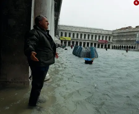  ??  ?? 1 La polizia porta via due bambini da piazza San Marco 2 Turisti affrontano l’alta marea 3 Il Patriarca di Venezia, Francesco Moraglia, osserva l’acqua alta a San Marco. Moraglia ha affidato Venezia e tutto il Nordest Vergine Nicopeia e a San Marco (Foto del settimanal­e della Diocesi Gente Veneta) 4 Il sindaco Luigi Brugnaro osserva sconsolato la situazione 5 Una barca in Campo Santo Stefano (Foto Vision) 4