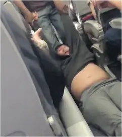  ?? JAYSE D. ANSPACH / TWITTER ?? Security officials drag a male passenger from a United Airlines flight at Chicago’s O’Hare Internatio­nal Airport.