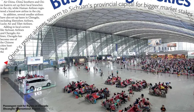  ??  ?? Passengers wait for flights at Chengdu Shuangliu Internatio­nal Airport.