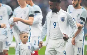  ?? FOTO: GYI ?? Defoe hizo feliz a Bradley El niño, enfermo de cáncer, salió a Wembley con su ídolo