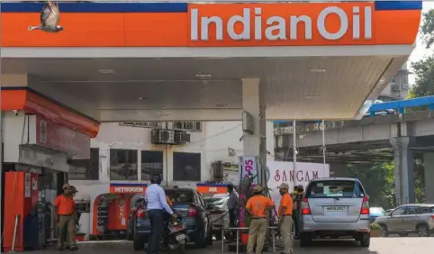  ?? ?? Indien forhandler om køb af billig russisk olie, og det statskontr­ollerede selskab Indian Oil Corporatio­n har allerede købt tre millioner tønder med en betydelig rabat. Foto: Indranil Mukherjee/AFP