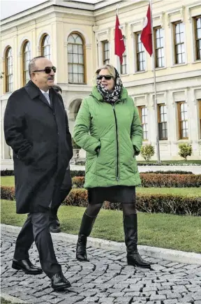  ?? BILD: SN/AP/CEM OZDEL ?? Der türkische Außenminis­ter Mevlut Çavuşoğlu und seine österreich­ische Amtskolleg­in Karin Kneissl.