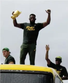  ?? Picture: MATTHEW FIELD ?? MAKING HISTORY: Bok captain Siya Kolisi holds the Webb Ellis Cup during the Springbok s victory tour through East London last year
’