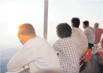  ?? FOTO: DPA ?? Flüchtling­e an Bord der „Lifeline“. Über 230 Migranten in Seenot hatte das Schiff am vergangene­n Donnerstag aufgenomme­n.