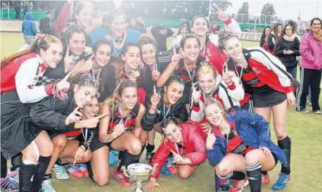  ?? GENTILEZA PAULO FABIÁN ?? Campeón, el plantel de Universita­rio posa con la copa. Las Pirañas se metieron en el segundo escalón del hockey nacional.