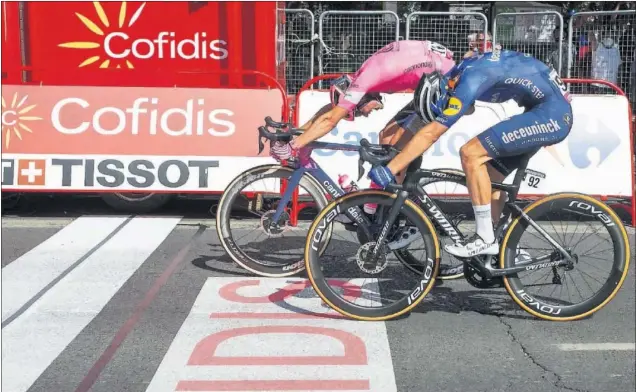  ??  ?? Magnus Cort Nielsen se impone en un disputado esprint a Andrea Bagioli en Córdoba, meta de la 12ª etapa de La Vuelta a España.